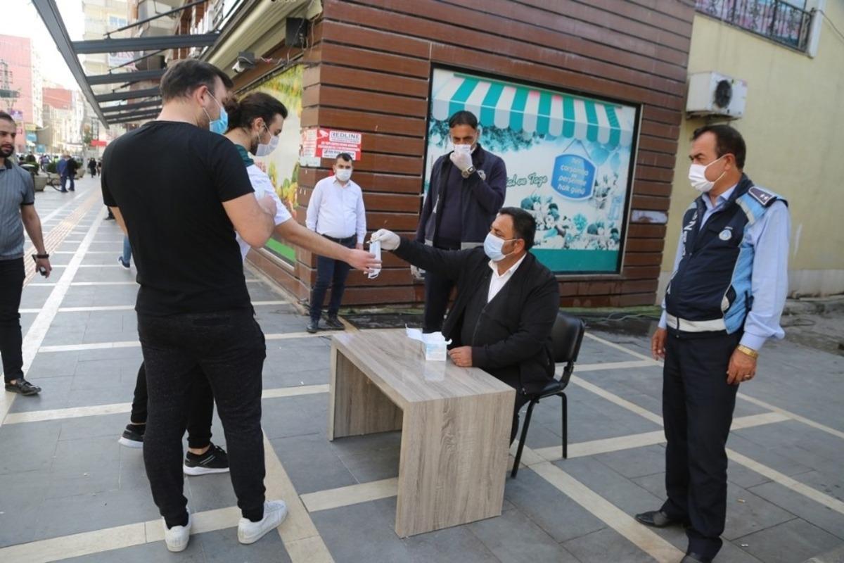 Cizre Belediyesi maske dağıtımına devam ediyor