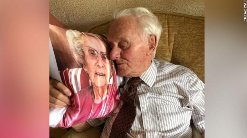 Her gece &ouml;len karısının resmine sarılıp uyuyan adama bakıcısından duygulandıran hediye