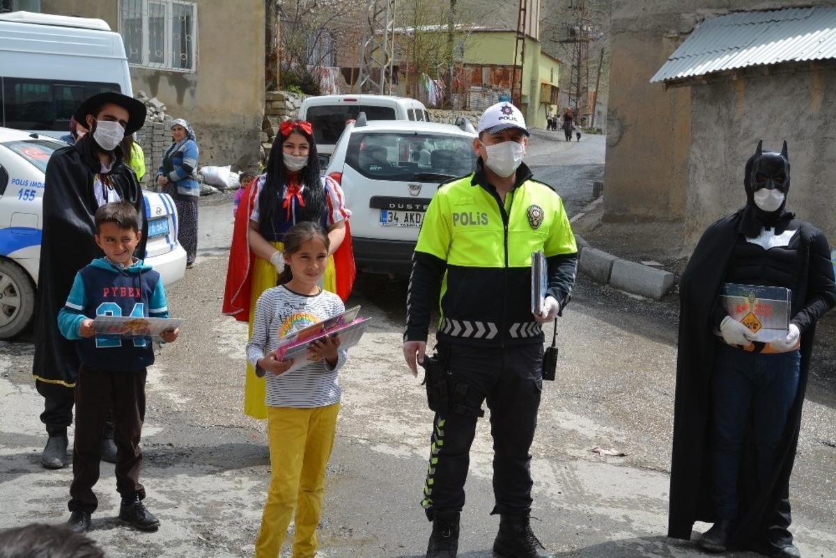 Hakkari polisinden 400 &ccedil;ocuğa &rsquo;23 Nisan&rsquo; hediyesi