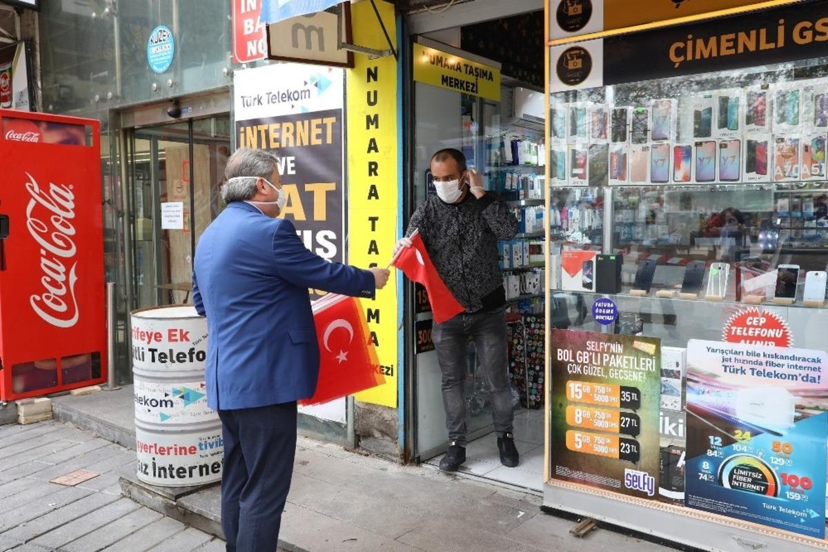 Başkan Palancıoğlu, 23 Nisan i&ccedil;in bayrak dağıttı