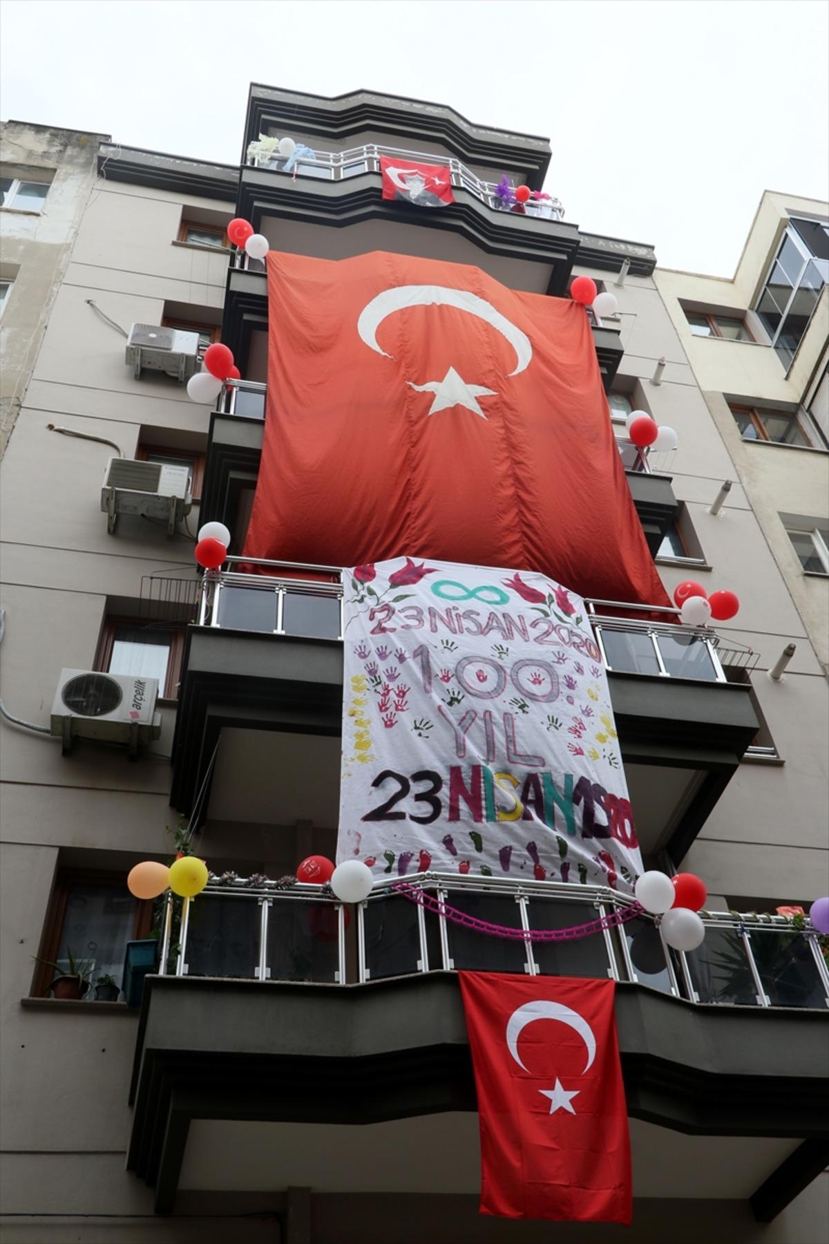 Apartman sakinleri binayı s&uuml;sleyerek &ccedil;ocuklarına "23 Nisan" coşkusu yaşattı
