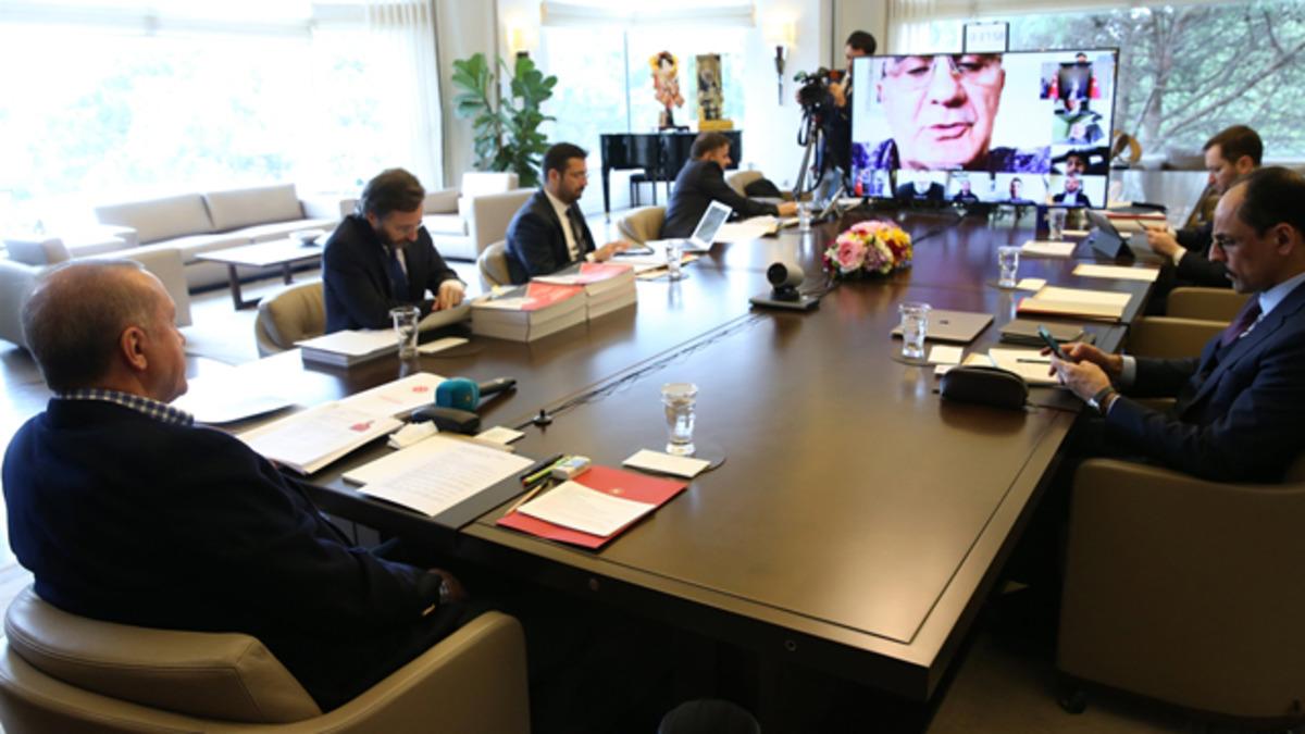 Cumhurbaşkanı Erdoğan milli futbolcularla g&ouml;r&uuml;şt&uuml; 