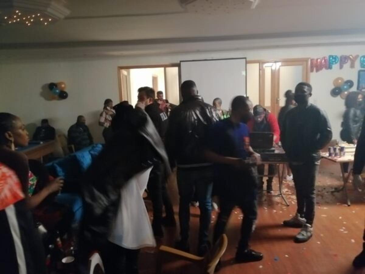 L&uuml;ks villaya baskın! Onları korona bile durduramadı