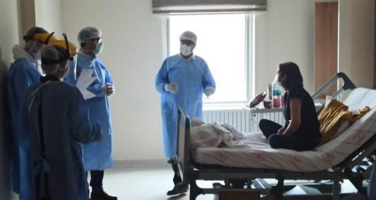 Sağlık M&uuml;d&uuml;r&uuml; S&uuml;nnet&ccedil;ioğlu&rsquo;dan korona tedavisi g&ouml;ren hastalara moral ziyareti