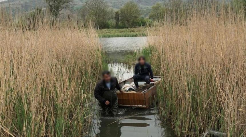 G&ouml;lette germe ağ ile sazan avlarken jandarmaya yakalandılar
