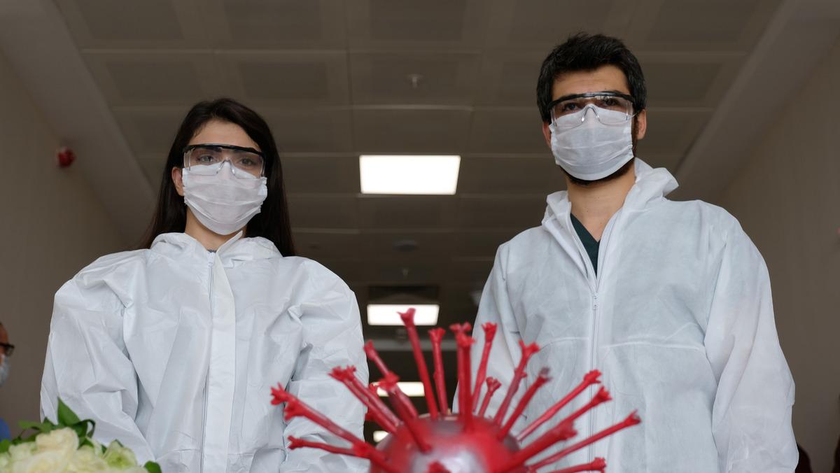 Hastanede nişanlandılar! Sağlık&ccedil;ı &ccedil;ifte koronavir&uuml;s şeklinde pasta