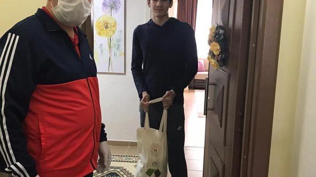 Murat Eskici evlerinde kalan sporculara malzeme dağıttı
