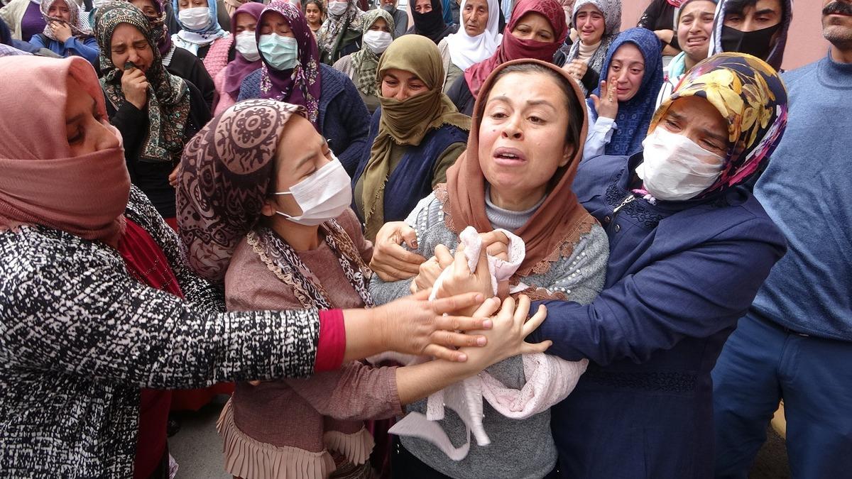 Acı veda! Babası tarafından d&ouml;v&uuml;lerek &ouml;ld&uuml;r&uuml;len Ceylan son yolculuğuna uğurlandı
