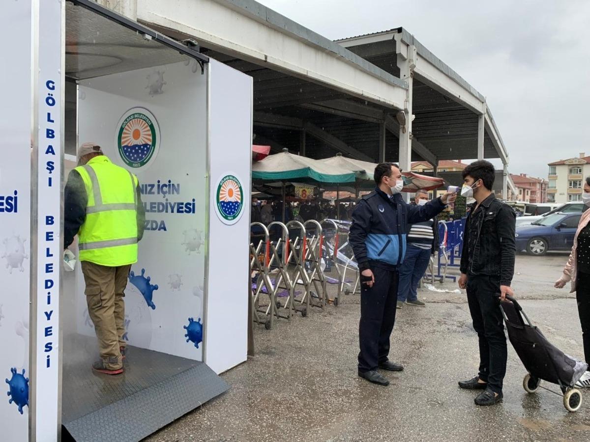 G&ouml;lbaşı&rsquo;nda pazarlara girişler dezenfektan kabininden ge&ccedil;iyor
