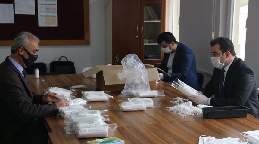 İl&ccedil;eleri i&ccedil;in maske &uuml;retiyorlar