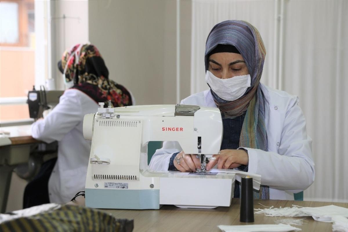 G&ouml;n&uuml;ll&uuml; kursiyerlerden maske &uuml;retimine destek