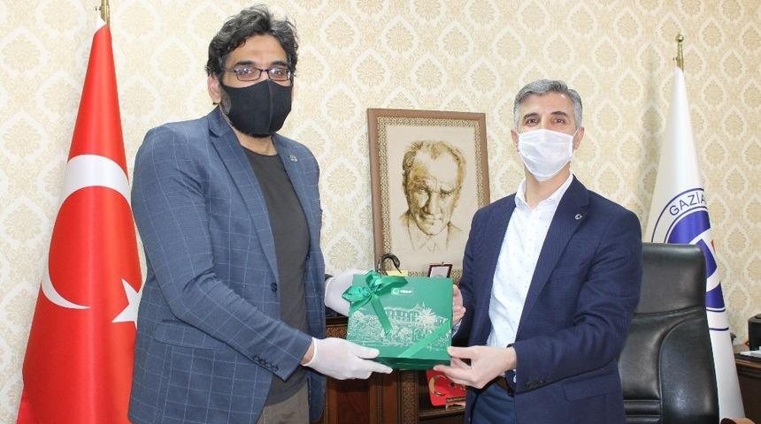 Yeşilay Cemiyetinden GA&Uuml;N Hastanesi&rsquo;ne &ccedil;ikolata ikramı