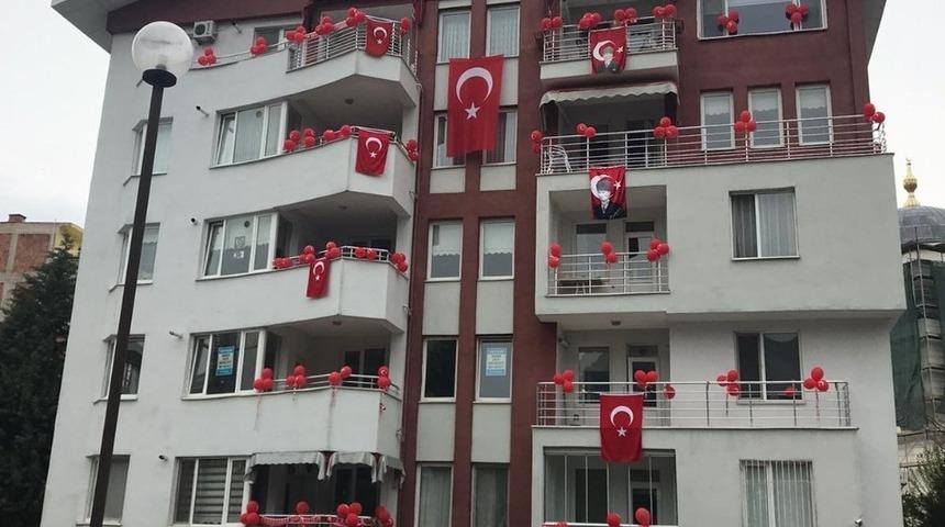 Apartmanı 23 Nisan i&ccedil;in s&uuml;slediler