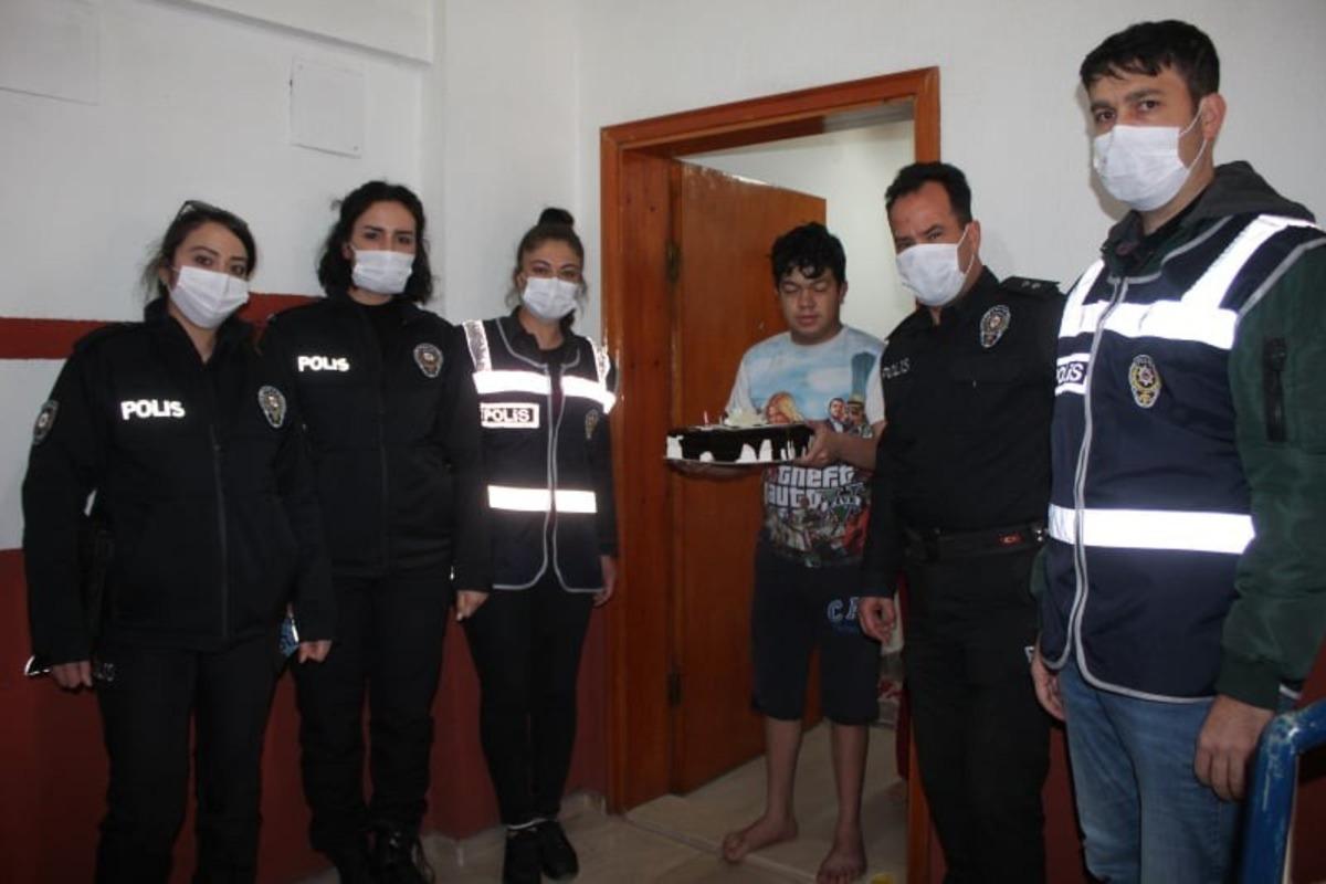 Polislerden engelli gence doğum g&uuml;n&uuml; s&uuml;rprizi