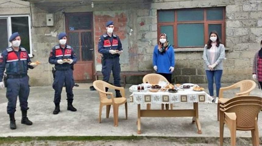 Vatandaşlardan jandarmaya moral desteği