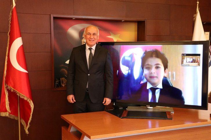 Sökeli Berke, başkanlık koltuğuna online oturdu G1