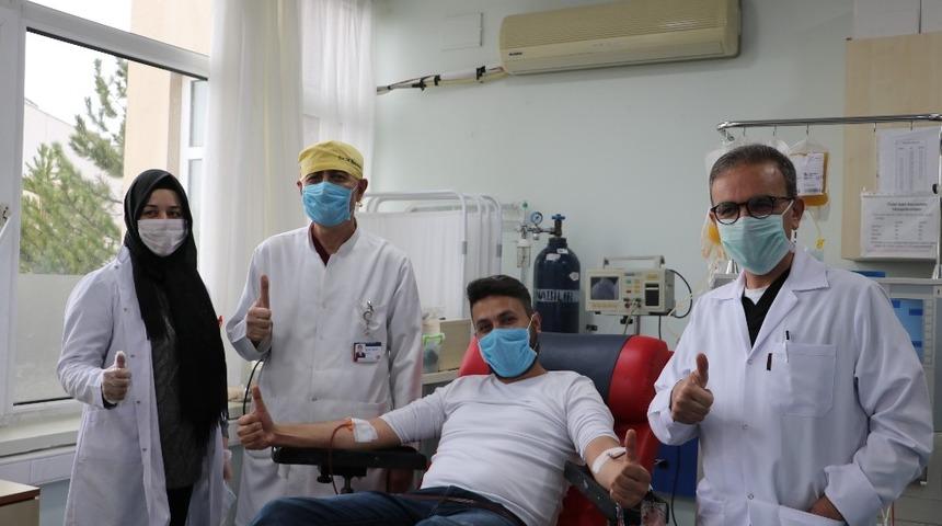 Virüsü yenen hemşire, başka hastalar için bağışta bulundu