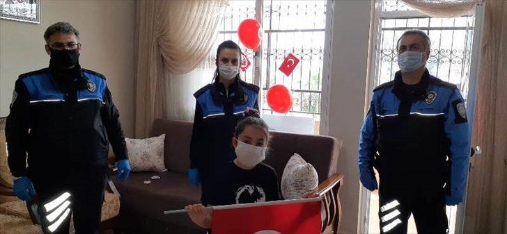 Mersin'de polisler, çocukların odalarını 23 Nisan için Türk bayraklarıyla süsledi G1