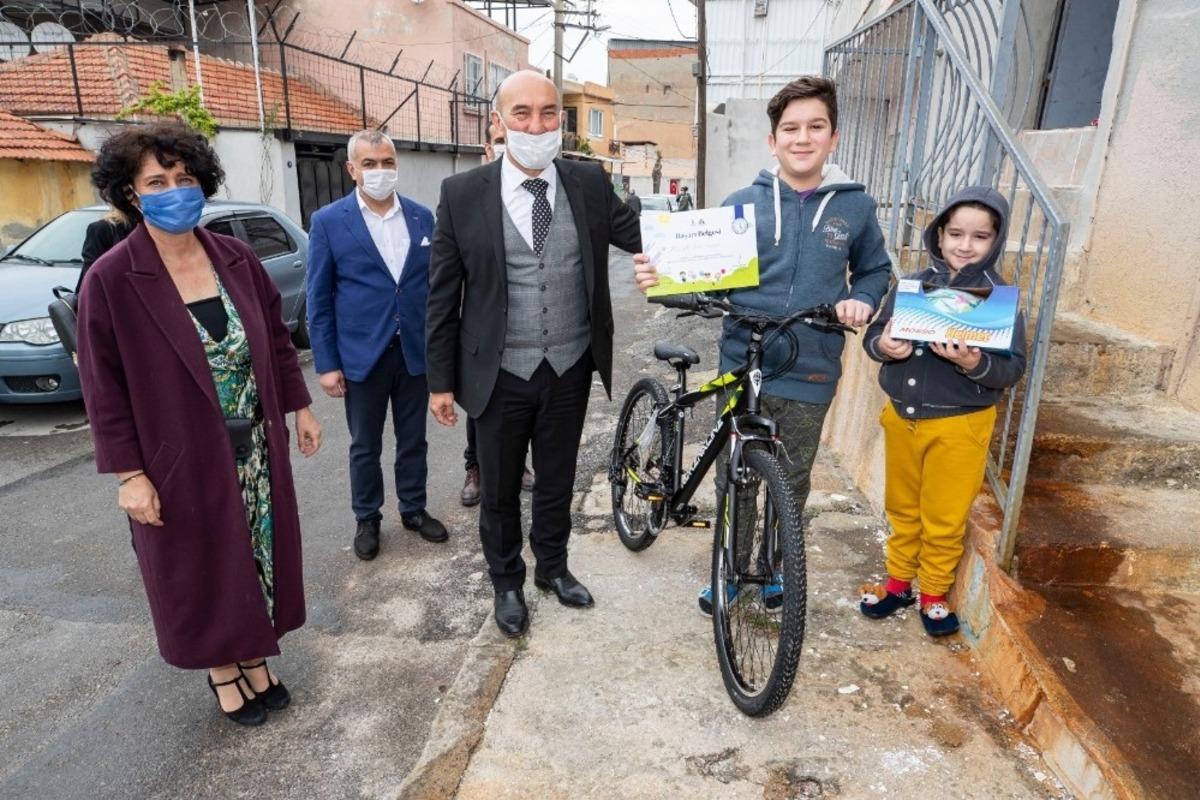 Başkan Soyer&rsquo;den &ccedil;ocuklara s&uuml;rpriz ziyaret
