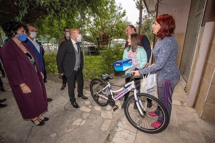 Başkan Soyer’den çocuklara sürpriz ziyaret G2