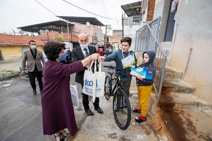 Başkan Soyer’den çocuklara sürpriz ziyaret G3