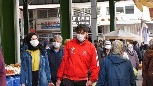 Pazarda yoğunluk oluştu, sosyal mesafeye uyulmadı