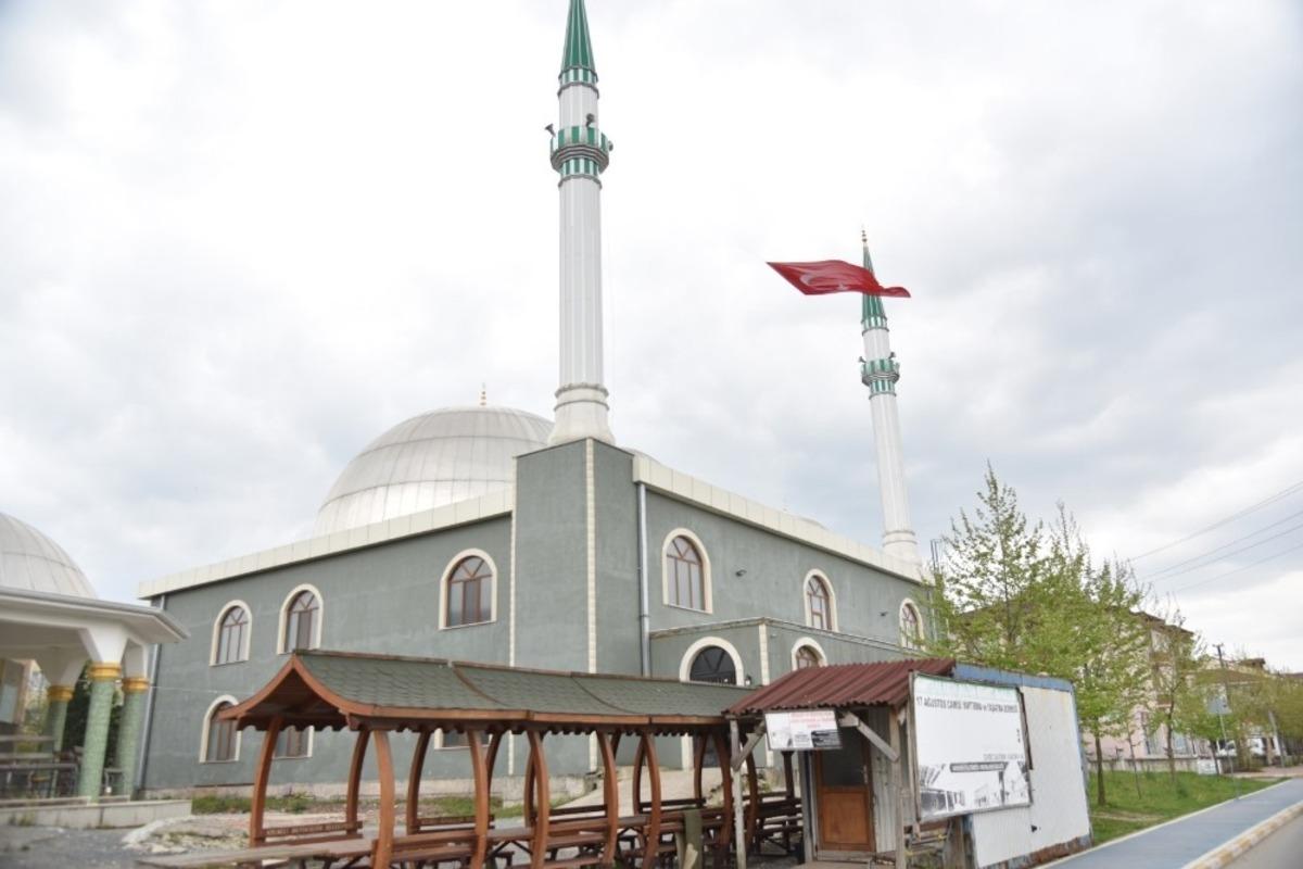 Kartepe&rsquo;de minareler ay yıldızla donatıldı