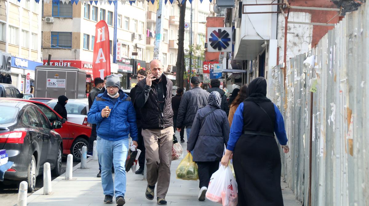 Sosyal mesafeyi unutup alışverişe koştular