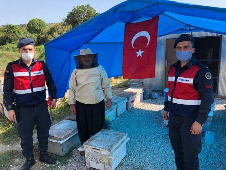 Vefa Sosyal Destek Grubu, Adanalılara Türk bayrağı dağıtıyor G1