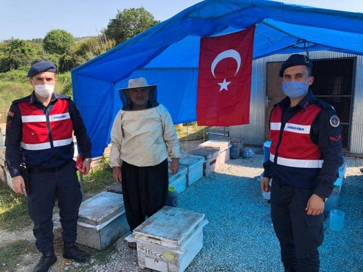 Vefa Sosyal Destek Grubu, Adanalılara T&uuml;rk bayrağı dağıtıyor