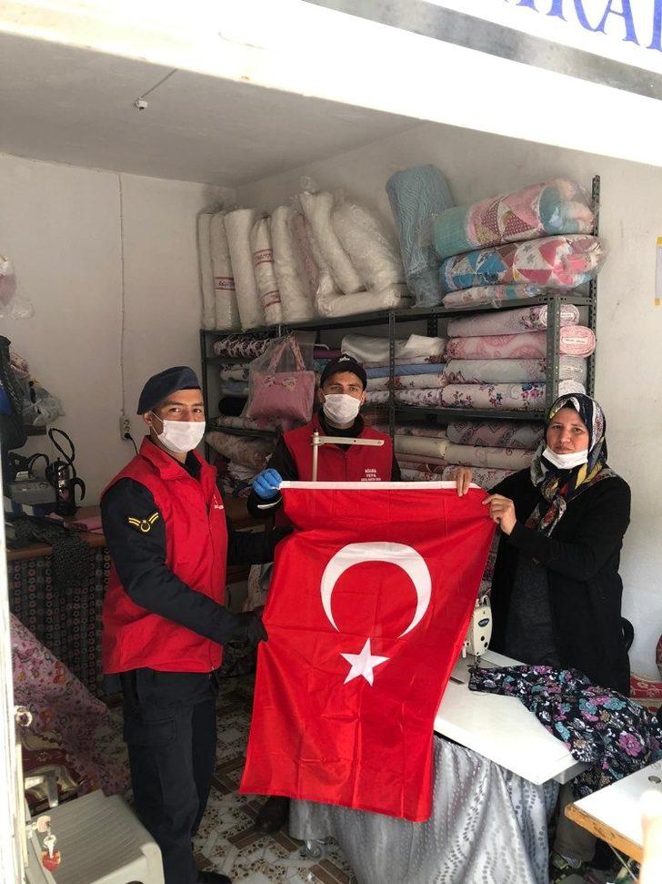 Vefa Sosyal Destek Grubu, Adanalılara Türk bayrağı dağıtıyor G3