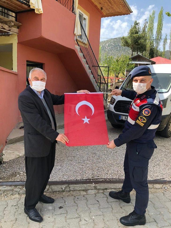 Vefa Sosyal Destek Grubu, Adanalılara Türk bayrağı dağıtıyor G4