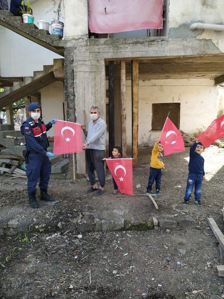 Vefa Sosyal Destek Grubu, Adanalılara Türk bayrağı dağıtıyor G5