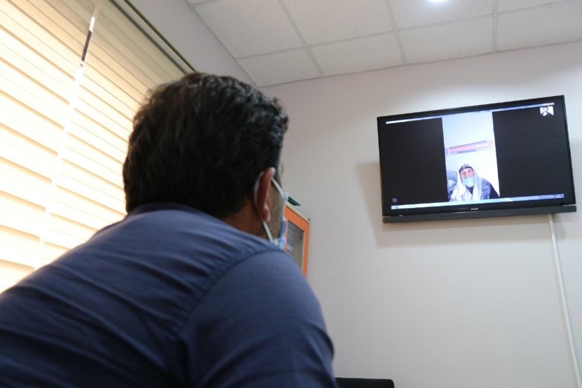 Korona tedavisi g&ouml;ren hastalar yakınlarıyla g&ouml;r&uuml;nt&uuml;l&uuml; g&ouml;r&uuml;ş&uuml;yor