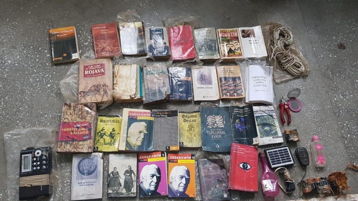 Bitlis&rsquo;te ter&ouml;r &ouml;rg&uuml;t&uuml;ne ait elle &ccedil;izilmiş harita ve &ccedil;ok sayıda kitap ele ge&ccedil;irildi