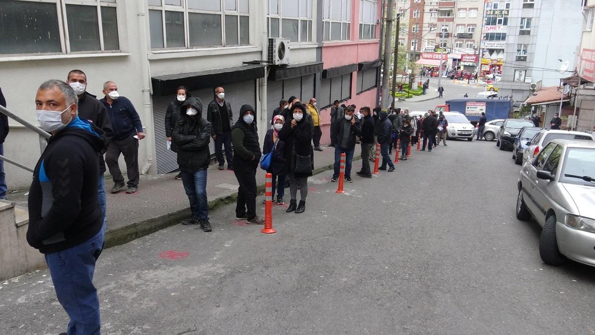 Vatandaşlar izin belgesi i&ccedil;in uzun kuyruklar oluşturdu