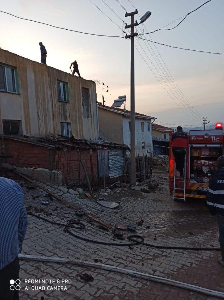 Selendi’de çatı yangını korkuttu G3