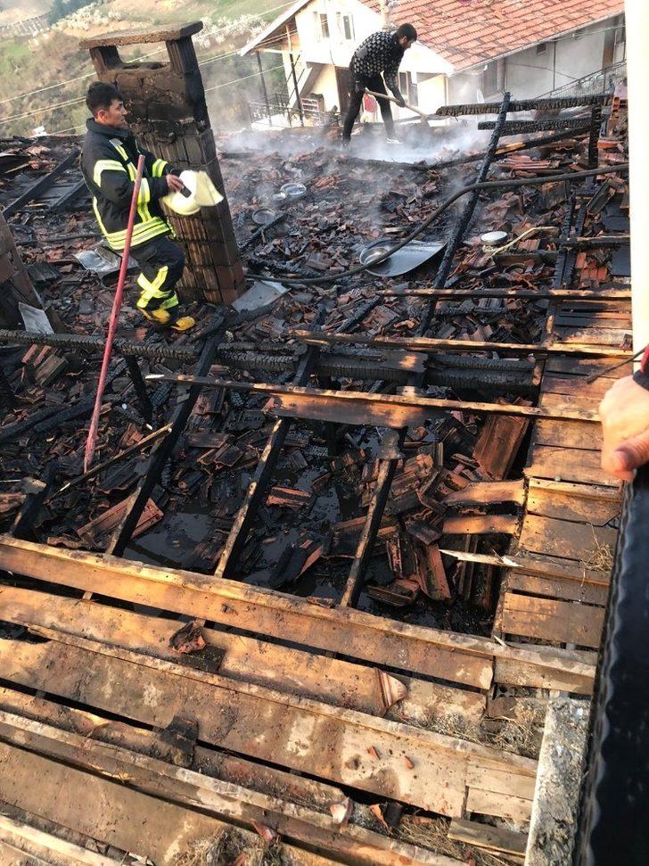 Selendi’de çatı yangını korkuttu G4