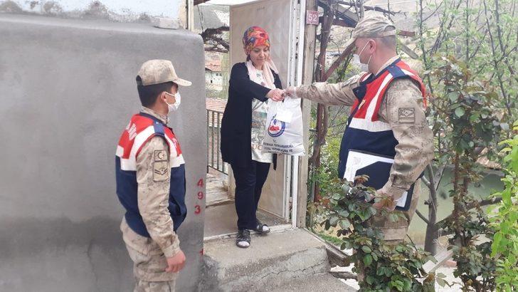 Jandarma yardım paralarını evlere ulaştırıyor G4