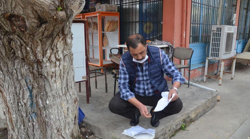 18 ailenin 22 bin TL veresiyesini kapattı, defteri yaktırdı