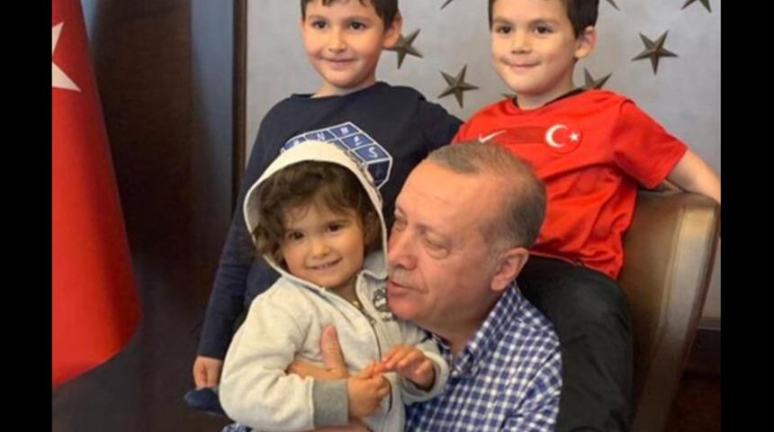 Cumhurbaşkanı Erdoğan'ın torunlarıyla birlikte 23 Nisan sevinci