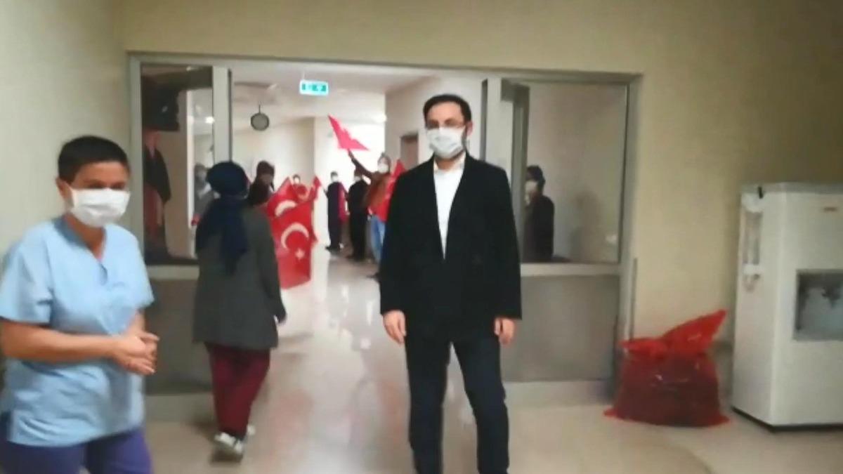 Koronavir&uuml;s&uuml; yenen başhekim alkışlarla taburcu edildi