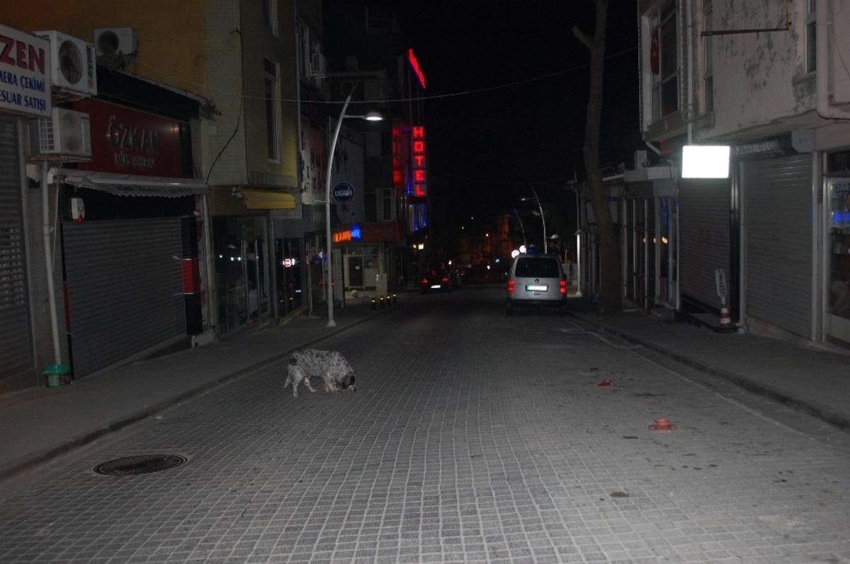 Sokağa &ccedil;ıkma kısıtlaması başladı, yollar boş kaldı