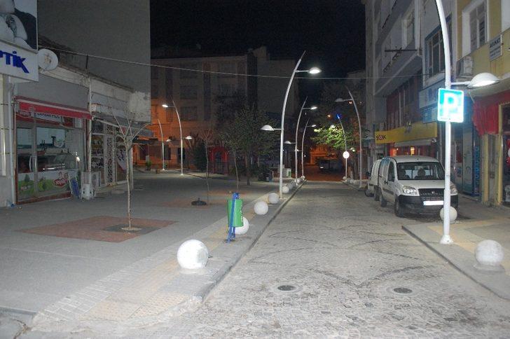 Sokağa çıkma kısıtlaması başladı, yollar boş kaldı G4