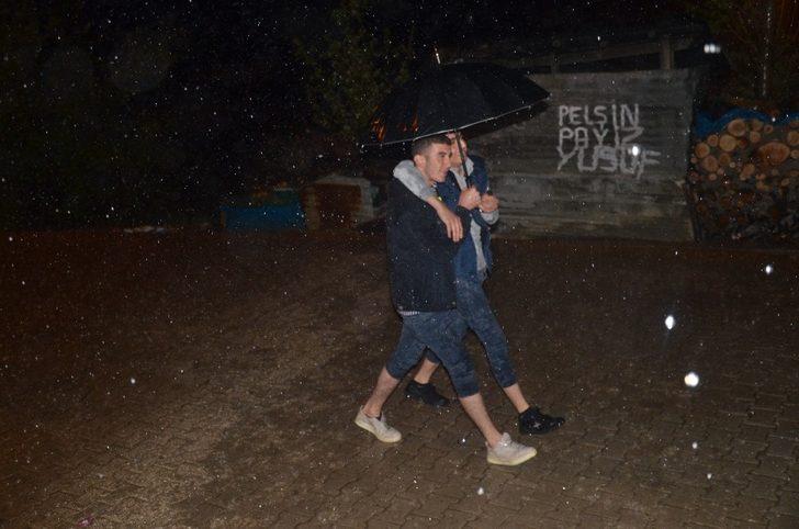 Aşırı yağışlar nedeniyle Habur çayı taştı, tarla ve ahırlar sular altında kaldı G1