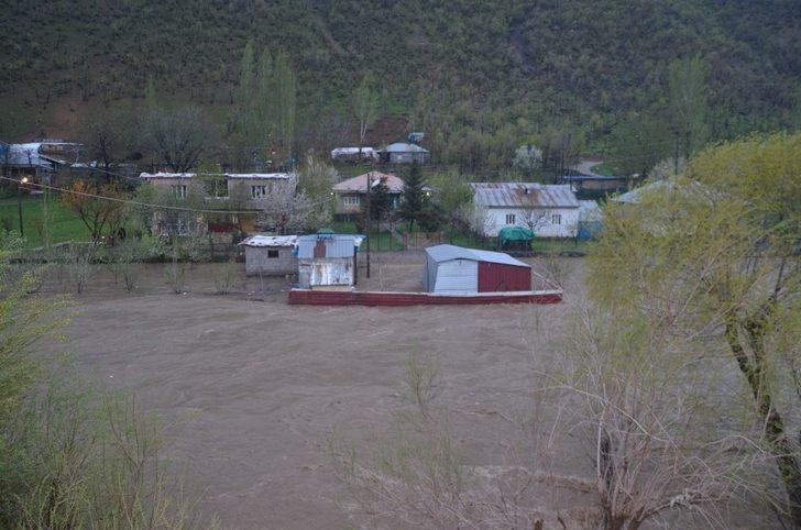 Aşırı yağışlar nedeniyle Habur çayı taştı, tarla ve ahırlar sular altında kaldı G2