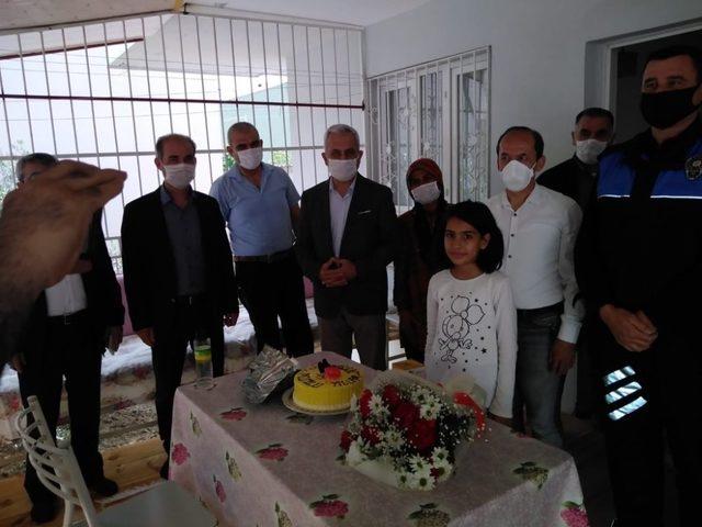 Milli Eğitim Müdürü Karadurak’tan 23 Nisan doğumlu öğrencilere pastalı kutlama 1