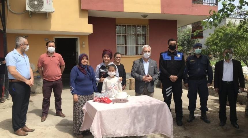 Milli Eğitim M&uuml;d&uuml;r&uuml; Karadurak&rsquo;tan 23 Nisan doğumlu &ouml;ğrencilere pastalı kutlama