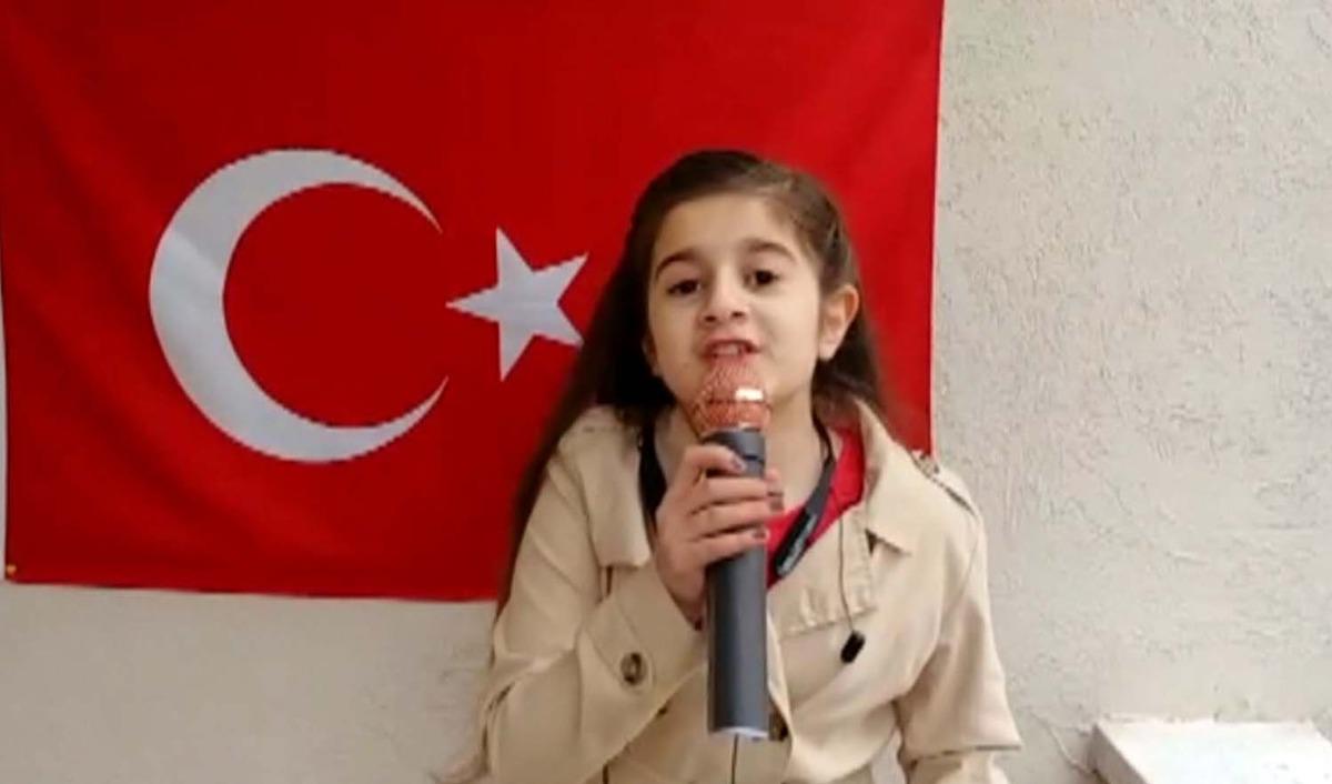 Minik spiker kendi 23 Nisan haberini sundu