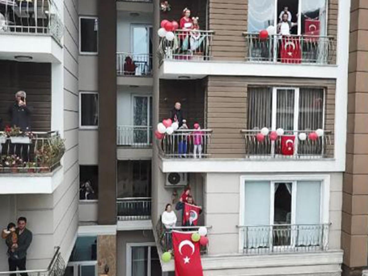 İstanbul'da &ccedil;ocuklar evlerinin penceresinde 23 Nisan'ı kutladı